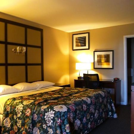 Relax Inn Watertown 워터타운 외부 사진