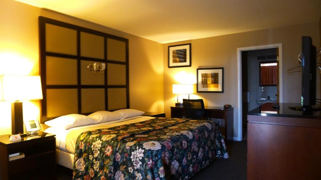 Relax Inn Watertown 워터타운 외부 사진