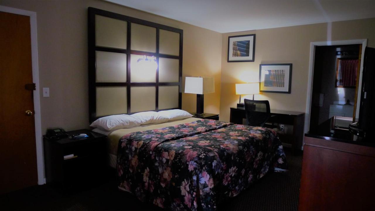 Relax Inn Watertown 워터타운 외부 사진