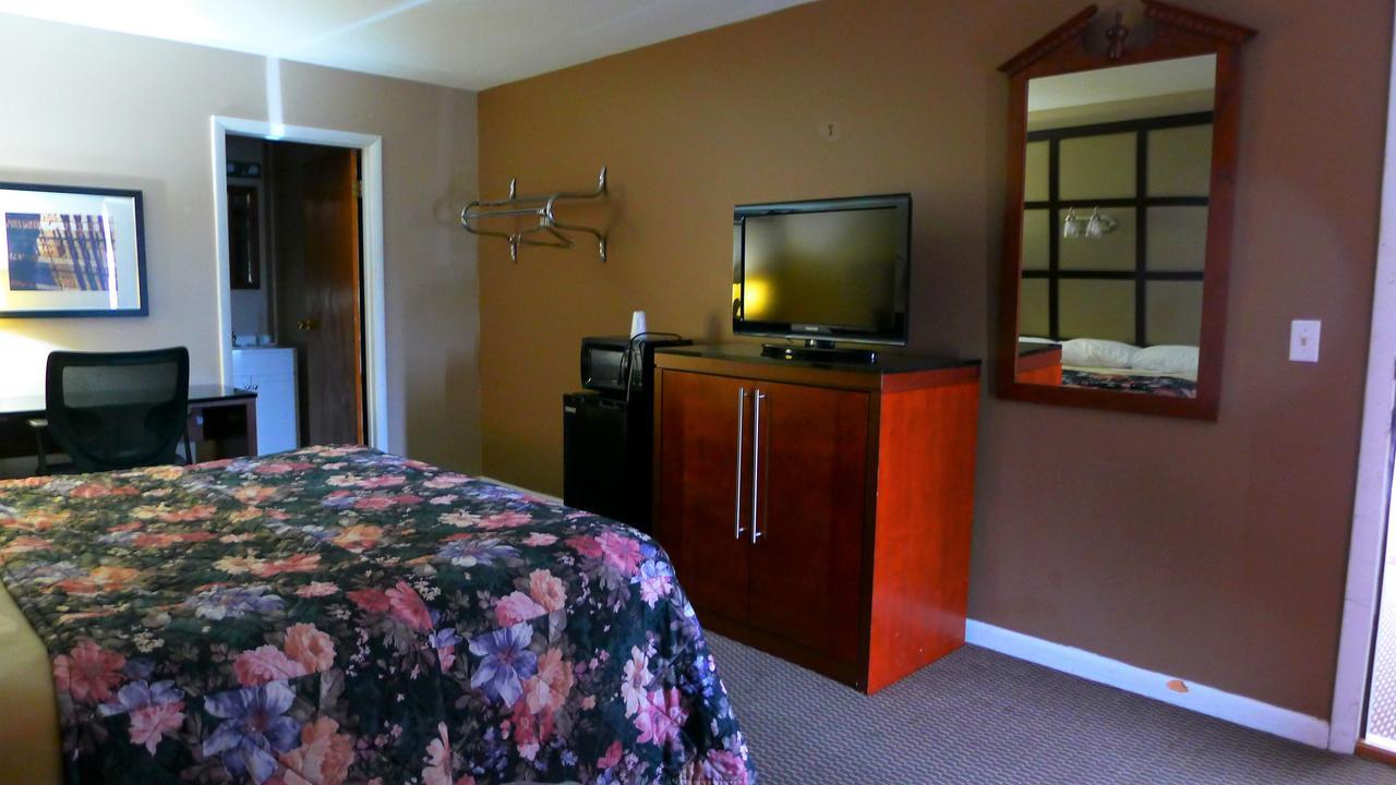 Relax Inn Watertown 워터타운 외부 사진