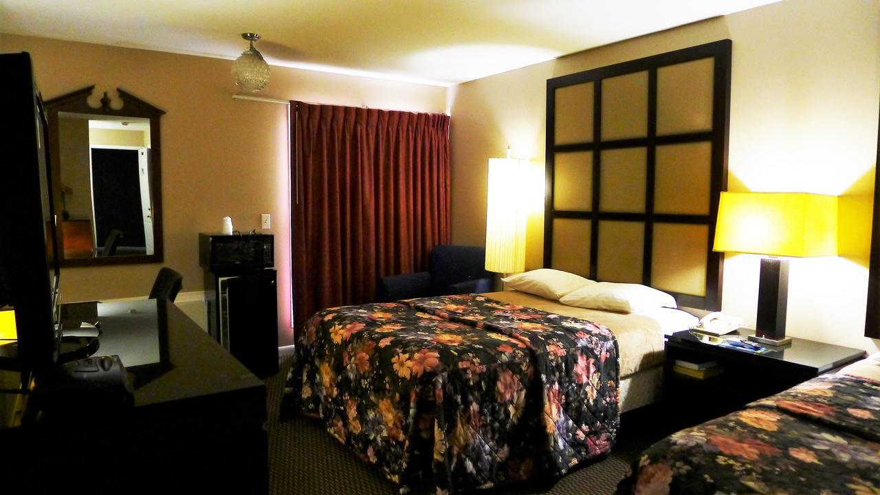 Relax Inn Watertown 워터타운 외부 사진